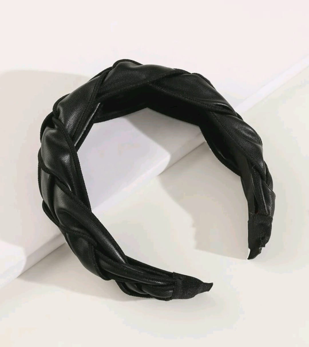 Tiara couro eco trançada